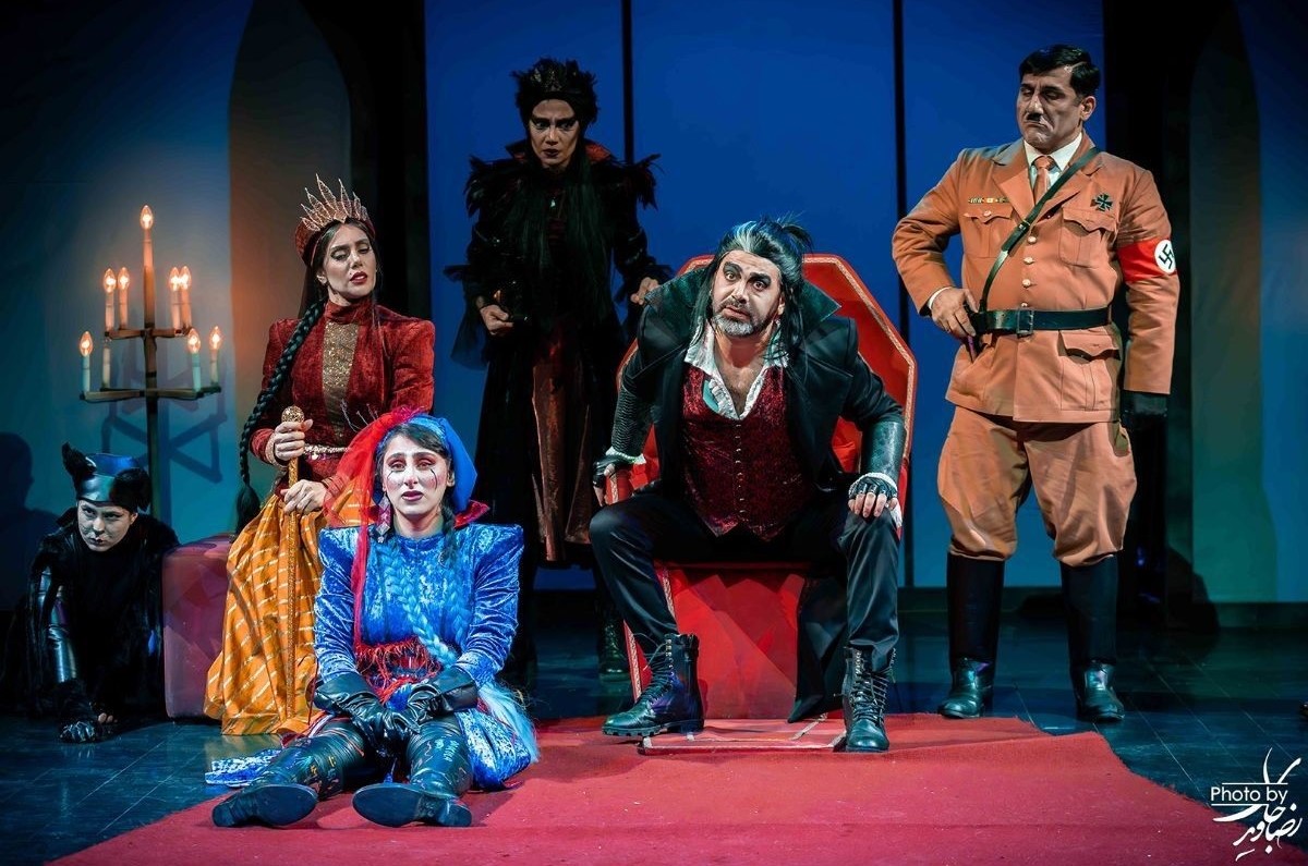 رفتار و توهین عجیب کارگردان و بازیگران روی صحنه تئاتر!