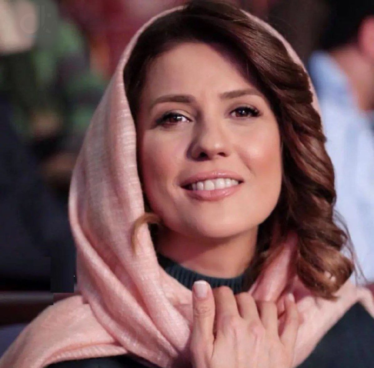 حال و هوای عاشقانه سارا بهرامی با آهنگ در این شب سرد بیدارم و بس دلتنگ توام درگیر قفس از مانی رهنما