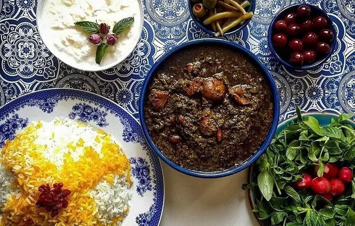 طرز تهیه قورمه سبزی تهرانی؛ فوتهای کوزهگری برای جا افتادن | طرز تهیه قورمه سبزی تهرانی به سبک حرفهای