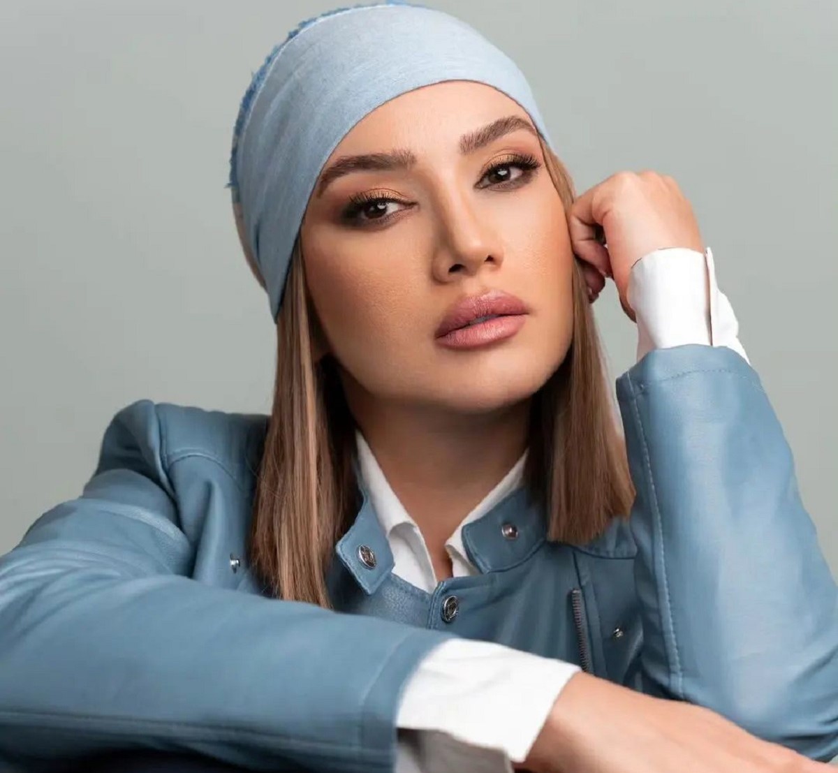 استایل شهری متین ستوده در کنار موتور وسپا در خیابان‌های تهران