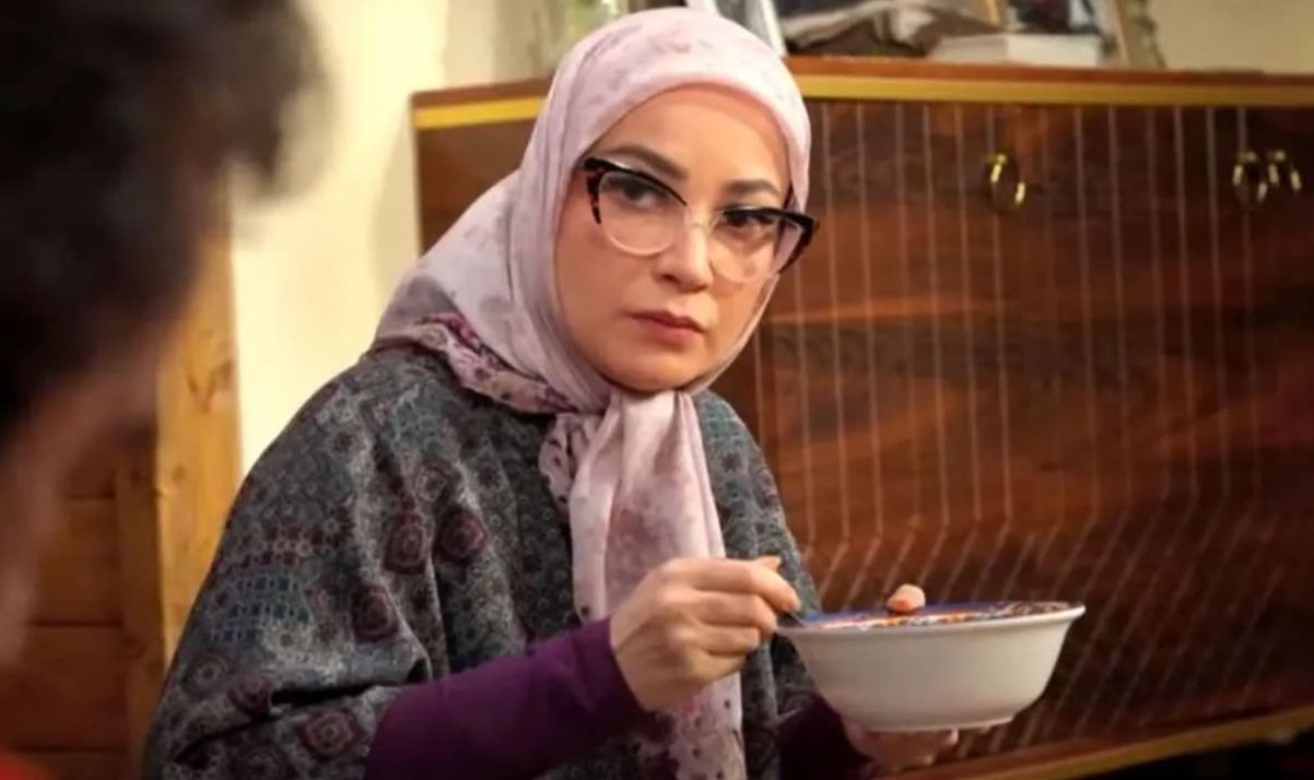 سکانسی از ترکی صحبت کردن نسرین نصرتی خواهر نقی معمولی در سریال زیرخاکی