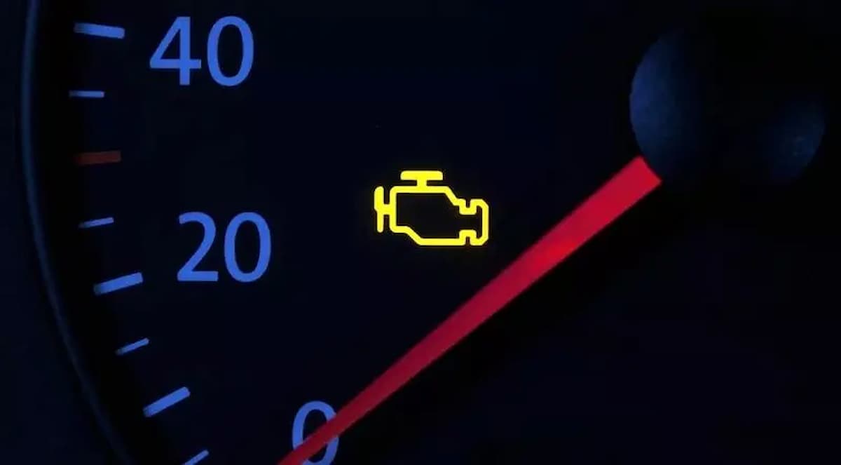 ترفند نگهداری از خودرو | چشمک زدن چراغ چک خودرو چرا خطرناک است؟