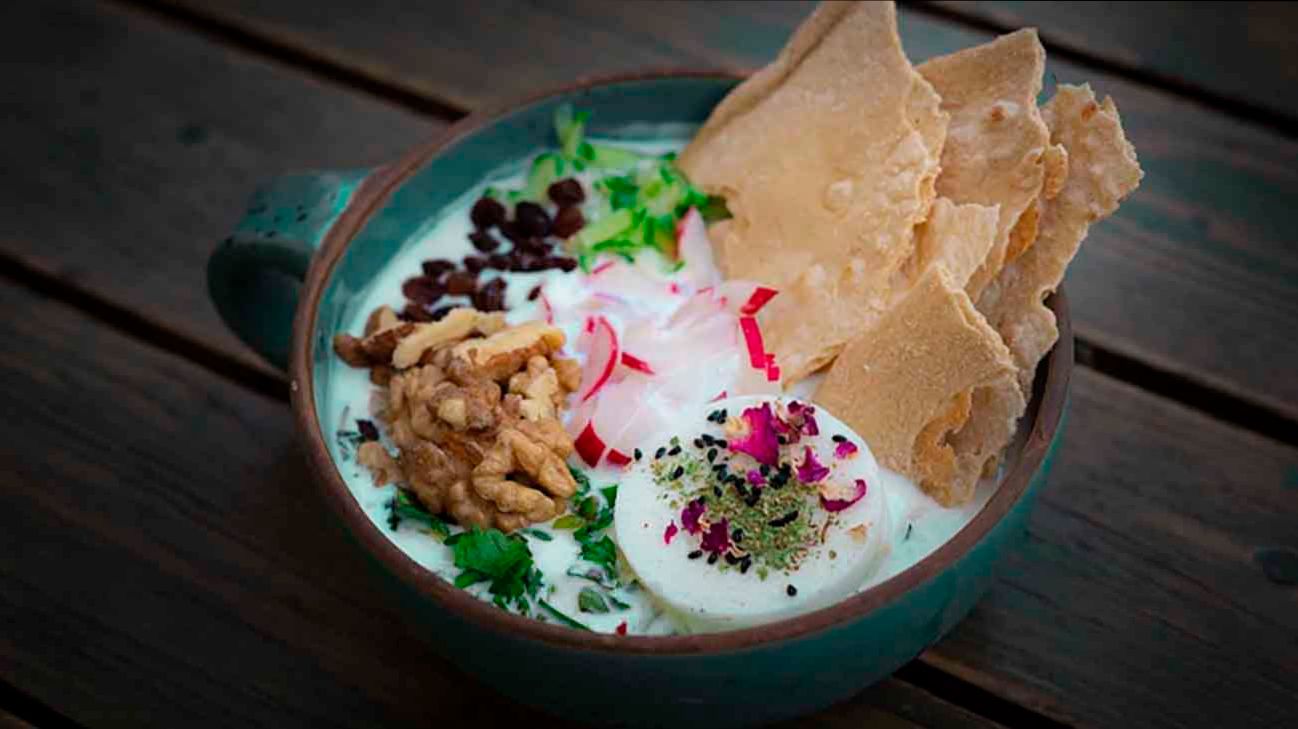 طرز تهیه آب دوغ خیار خنک و خوشمزه؛ این غذای تابستانی حسابی طرفدار داره