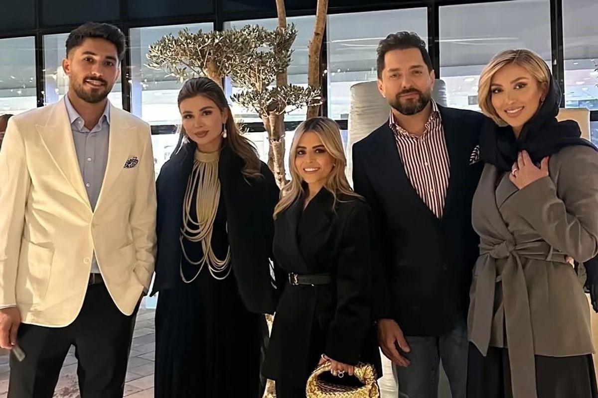 دکوراسیون شیک و اروپایی رستوران بهرام رادان و همسرش در تهران؛ تاج‌ گل‌های افتتاحیه رستوران ویلو