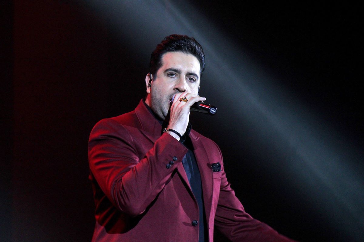 رقص کُردی هماهنگ زنان و مردان در کنسرت امید حاجیلی+فیلم