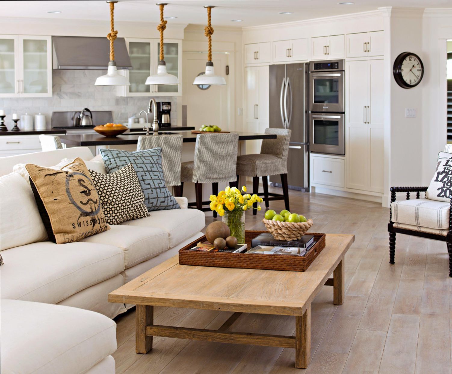 چیدمان مبل مقابل آشپزخانه؛ هم‌نشینی طعم و راحتی! | چه عواملی را باید در چیدمان مبل جلوی آشپزخانه در نظر گرفت؟