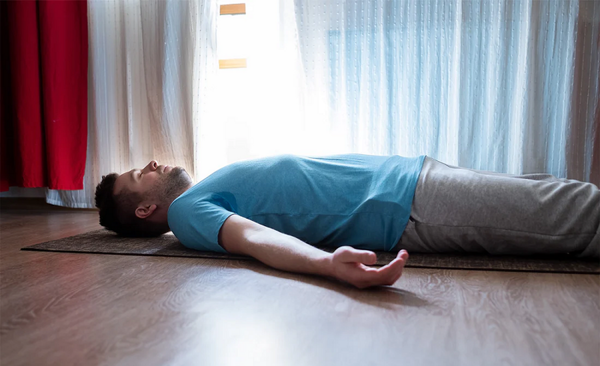 فواید بسیار خوابیدن روی زمین؛ اصول خواب راحت روی زمین