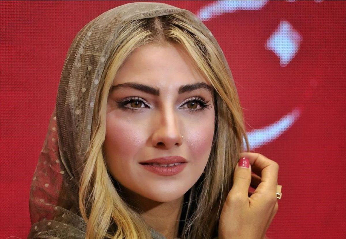 محیا دهقانی با تیپ جذاب در اکران خصوصی سینما متروپل