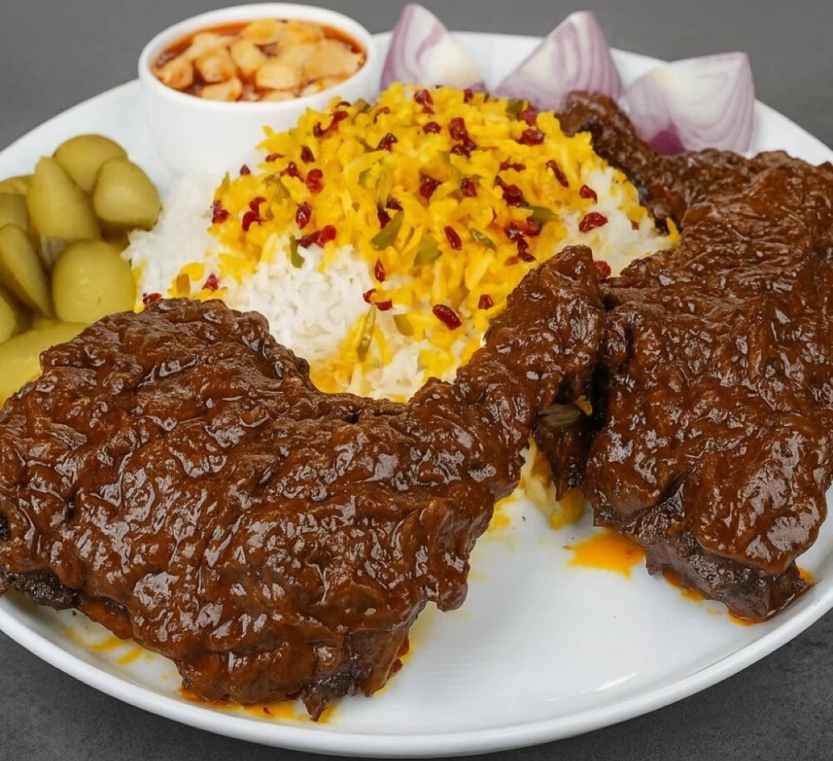 طرز تهیه مرغ سماقی؛ طعمی متفاوت و خوش‌عطر برای سفره‌های مهمانی