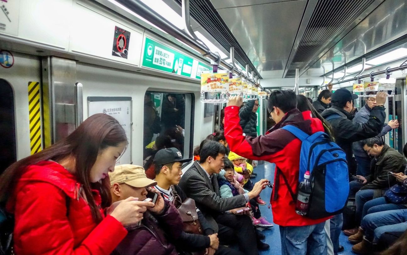 اجرای زیبای آهنگ سلطان قلبها توسط پسر خوش صدای ایرانی در مترو چین+فیلم