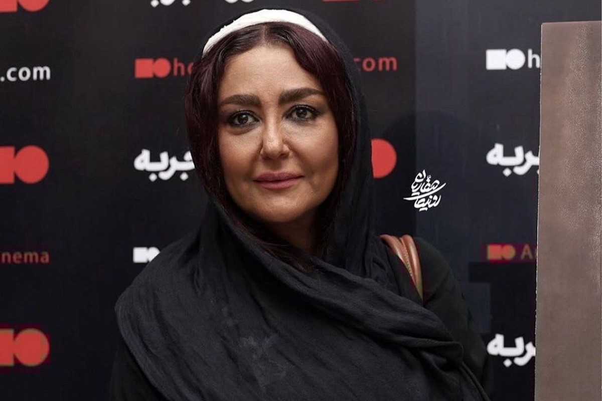 استایل شلوغ شقایق فراهانی با مانتو عبایی قرمز و بلند