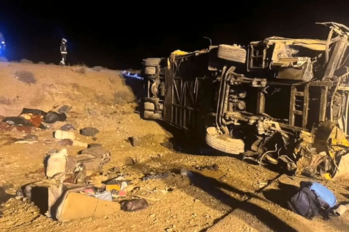 واژگونی اتوبوس اصفهان- تهران با 13 کشته و 11 زخمی+عکس