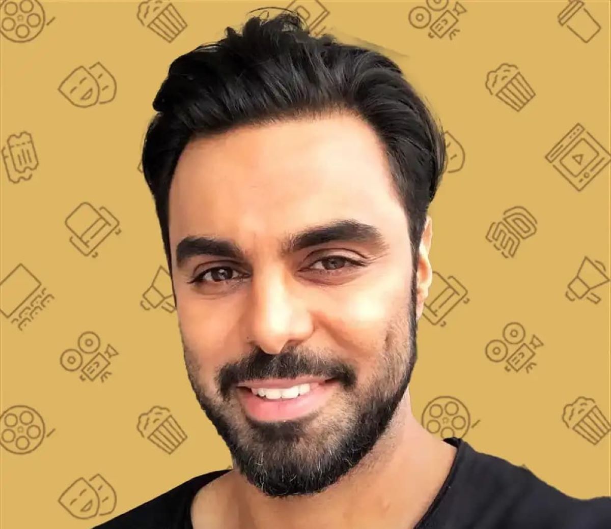 مهدی ماهانی بازیگر سریال دلنوازان با یک انار در حرم امام رضا (ع)