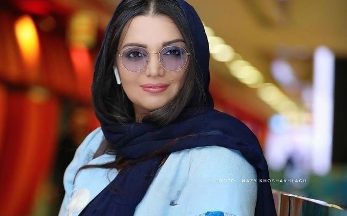 نگاهی به دکوراسیون شیک و سرزنده الهام پاوه نژاد با مبلمان چستر قرمز و تابلوهای هنری زیبا