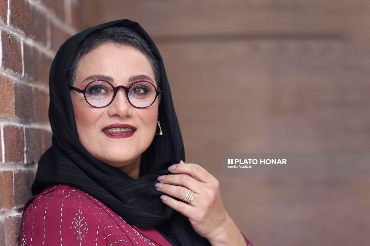 مادر و مادرشوهر شبنم مقدمی با چهره‌ای مهربان و موهای پسرانه