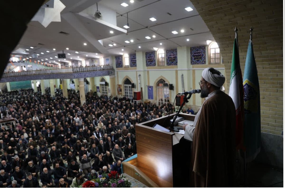 فریادهای اعتراضی جوان همدانی در نماز جمعه: نمازگزاران برایش کف زدند