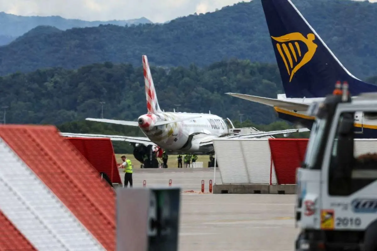 این مرد توسط موتور هواپیما مکیده شد و جان باخت+فیلم