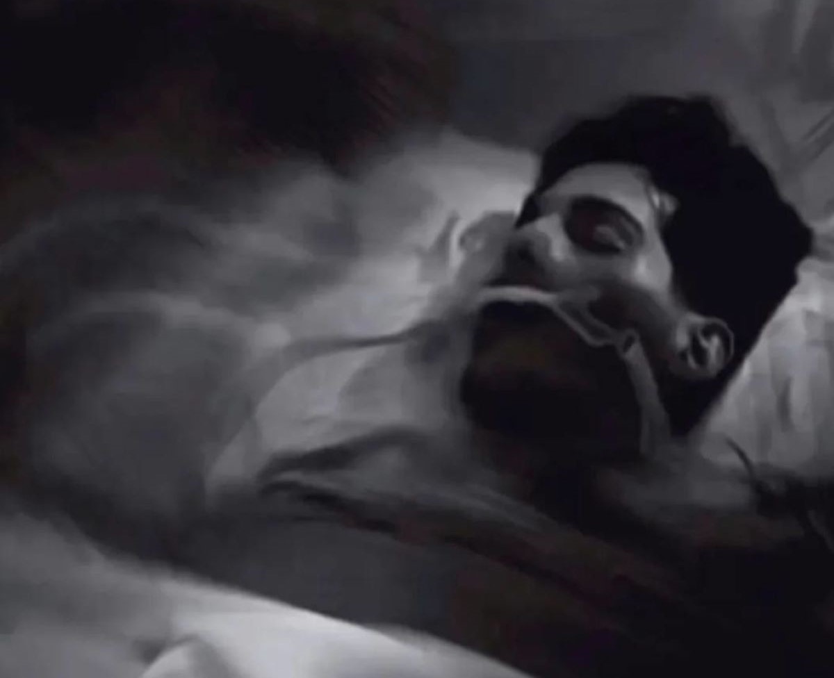 عیادت معاون وزیر بهداشت از صابر کاظمی روی تخت بیمارستان