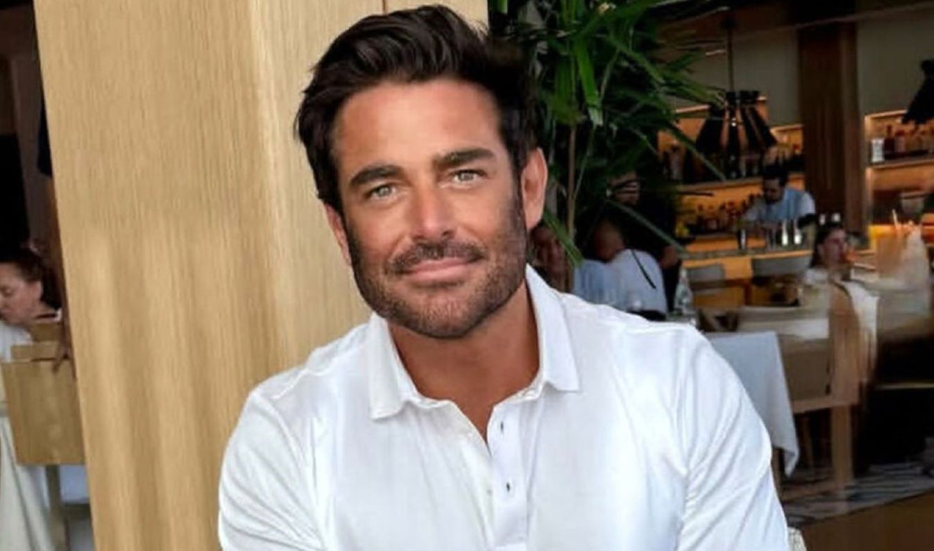 سلفی محمدرضا گلزار با مسافران داخل هواپیما