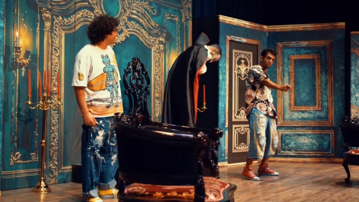 شوخی کارگردان با سید جواد هاشمی در نمایش دراکولا