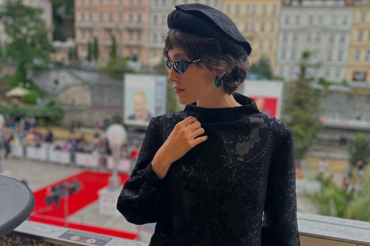 فرشته حسینی با جوراب پاره و لاک ناخن‌های خاصش؛ سبک متفاوت همسر نوید محمدزاده