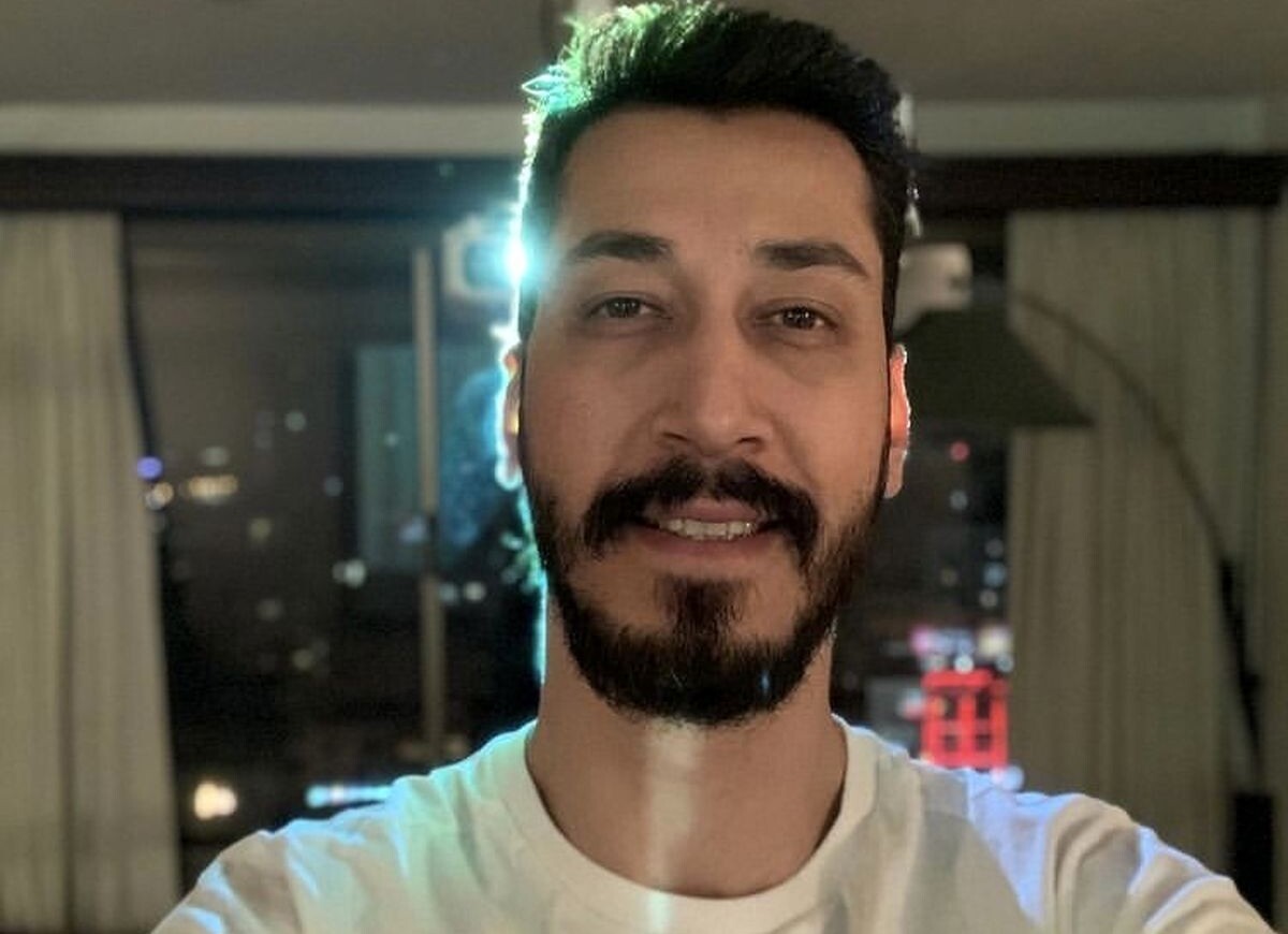 از سبک قبل انقلاب تا استایل مدرن: بررسی تحولات پوشش بهرام افشاری