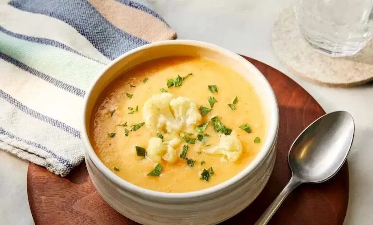 طرز تهیه سوپ گل کلم خامهای و لطیف برای روزهای خنک پاییز