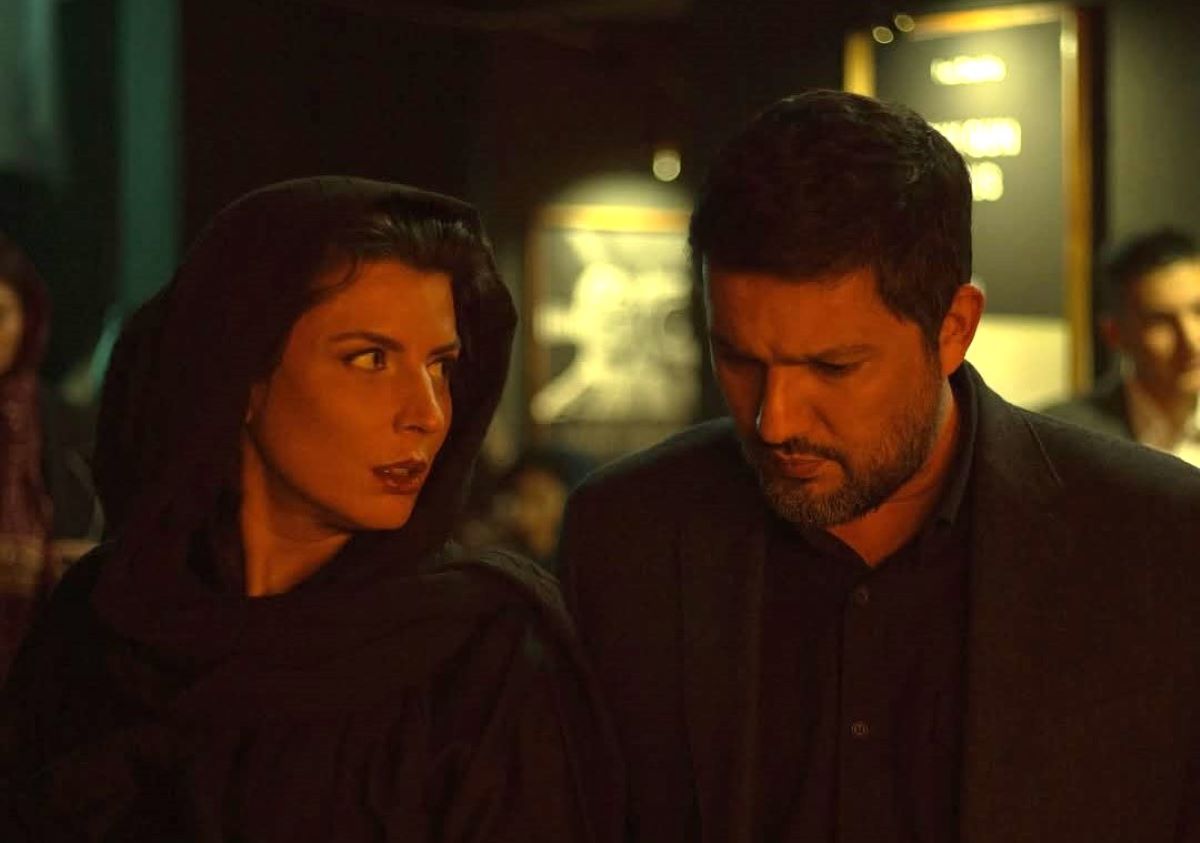 صحنه لبگرفتن لیلا حاتمی و حامد بهداد در فیلم پیرپسر