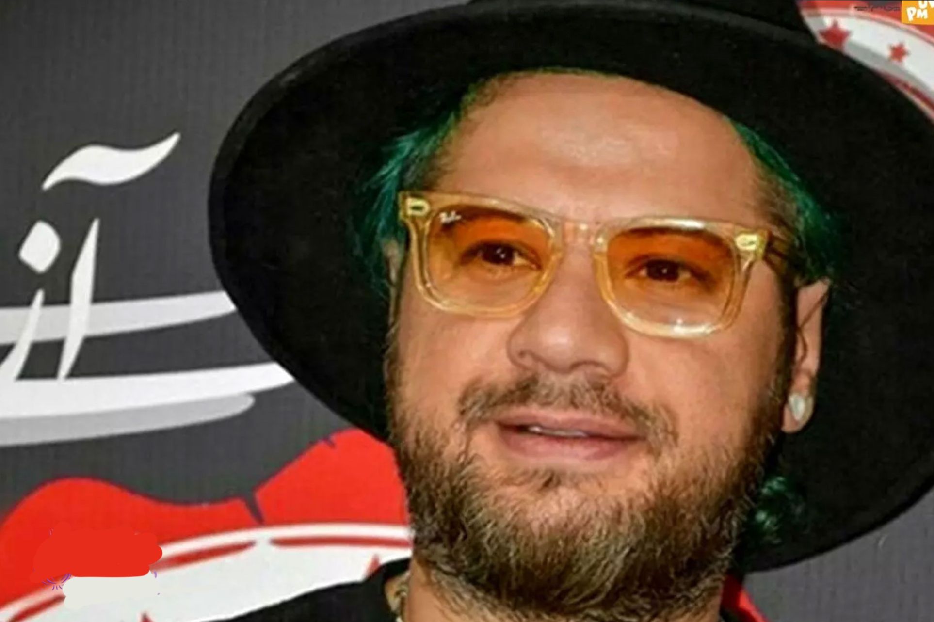 استایل غیر متعارف علی صادقی در یک نمایشگاه خودرو! + فیلم