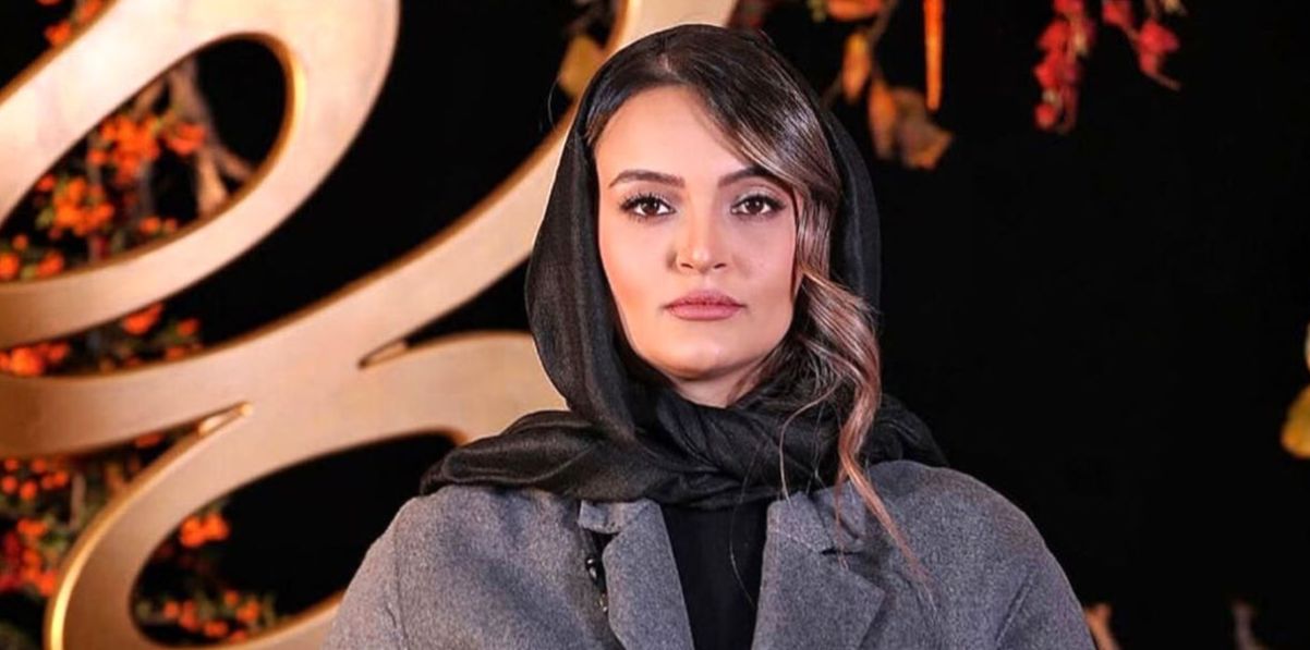 نیلوفر پارسا بازیگر آوای باران با استایل مشکی در حیاط خانه اش