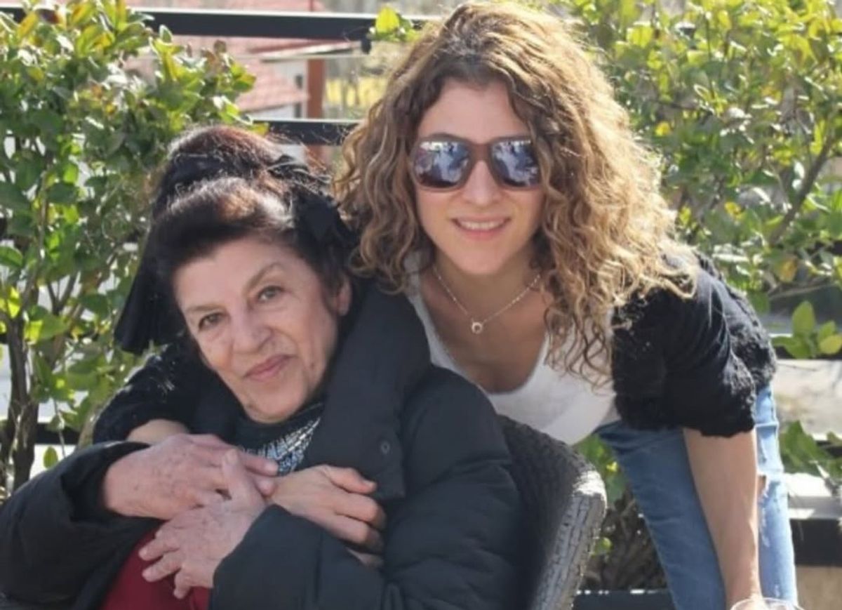 آوازخوانی مادر ویشکا آسایش با اجرای زنده آهنگ معروف عارف و نواختن آکاردئون