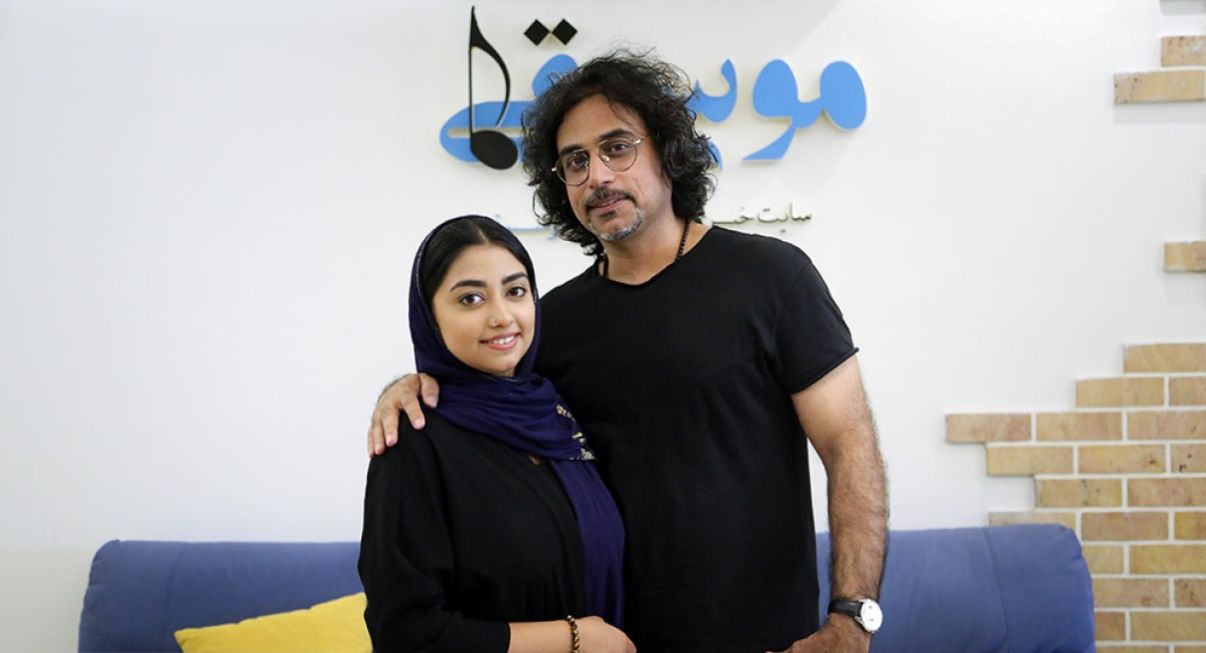 حضور مادر محسن شریفیان در کنسرت گروه لیان در شیراز| تشویق بی سابقه لیانا شریفیان