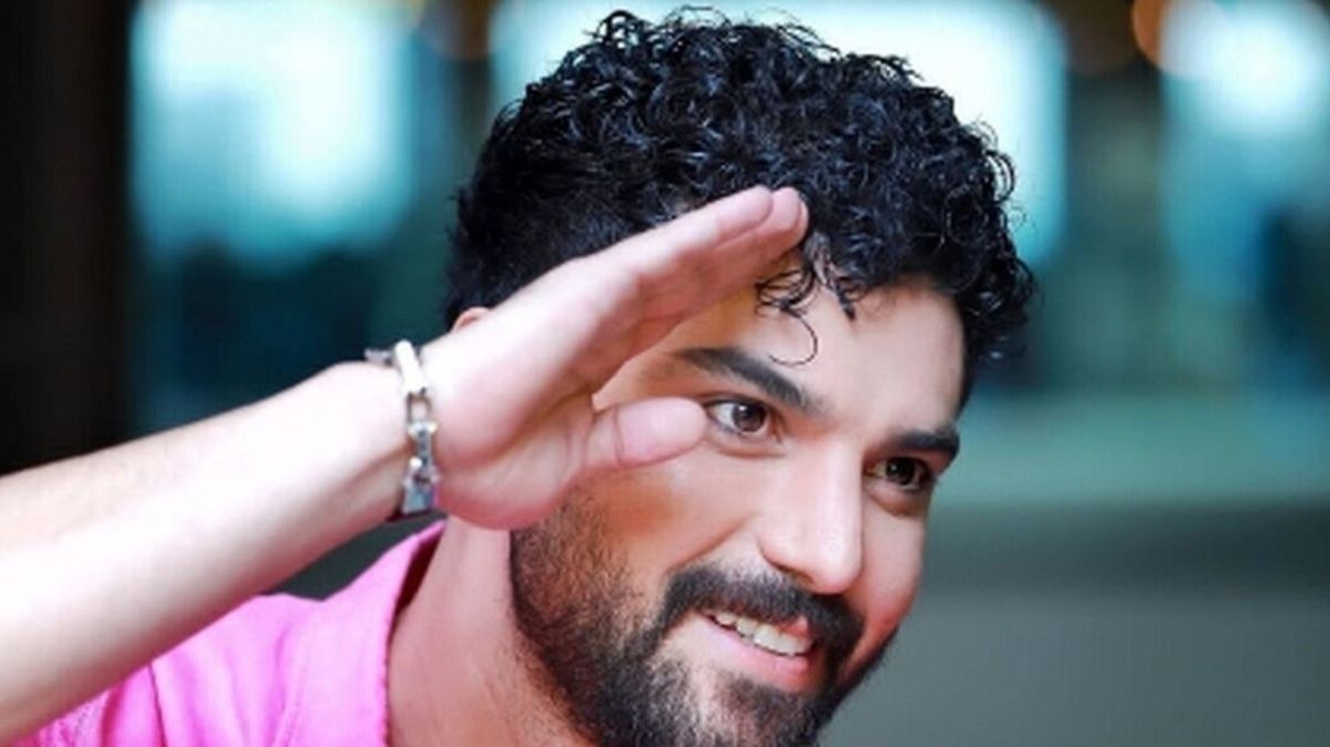 عکس خانوادگی سینا مهراد در کنار پدر و مادر هنرمندش