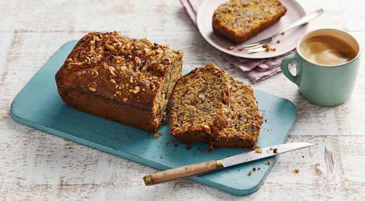 طرز تهیه کیک خرما خانگی با گردو؛ یک کیک خوشمزه و مقوی برای عصرانه بچه ها