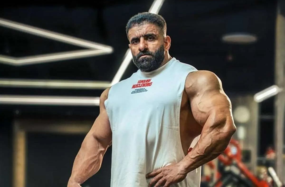 گردنبند و دستبند و انگشترهای طلای هادی چوپان با نقشه ایران