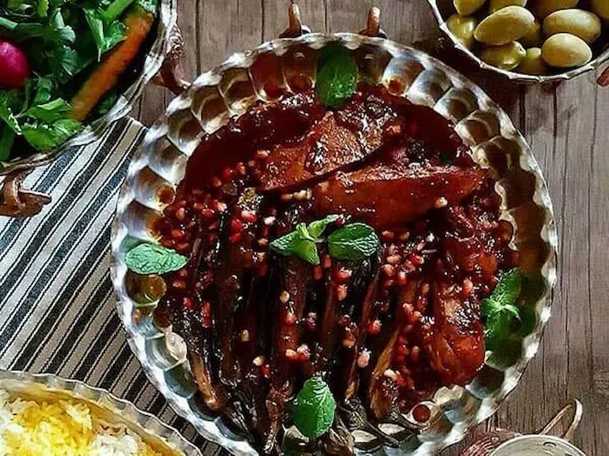 طرز تهیه خورشت بادمجان اناری؛ غذایی ترش و مجلسی برای پاییز