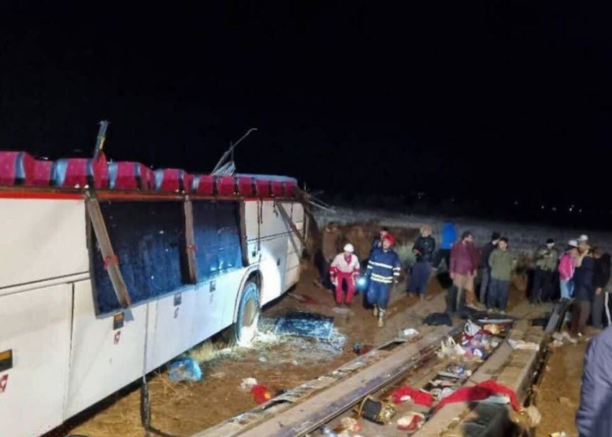 مرگ تلخ ۲ مسافر نوجوان در واژگونی اتوبوس