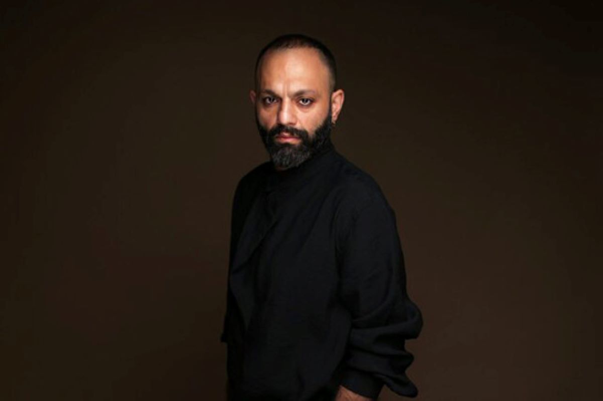 استایل عجیب صابر ابر با طاووس سفید بر دوش