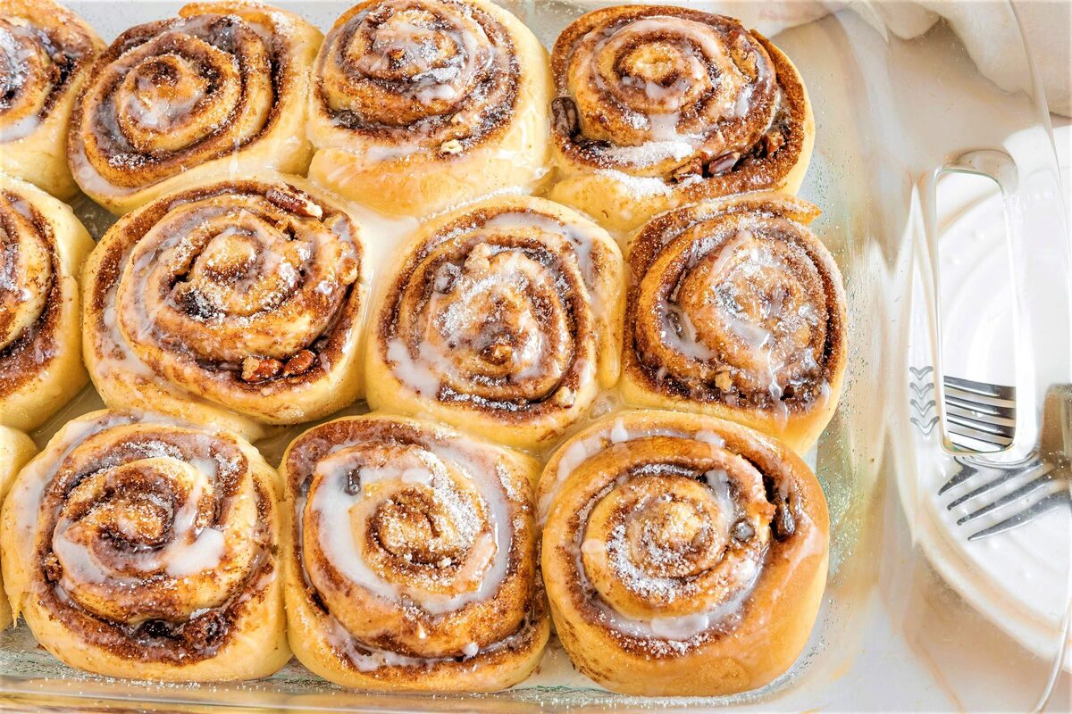 عصرانه‌ای دلچسب با نان رول دارچینی و کرم پنیری! | نان رول دارچینی با کرم پنیری، عصرانه‌ای که نمی‌تونی از دست بدی!