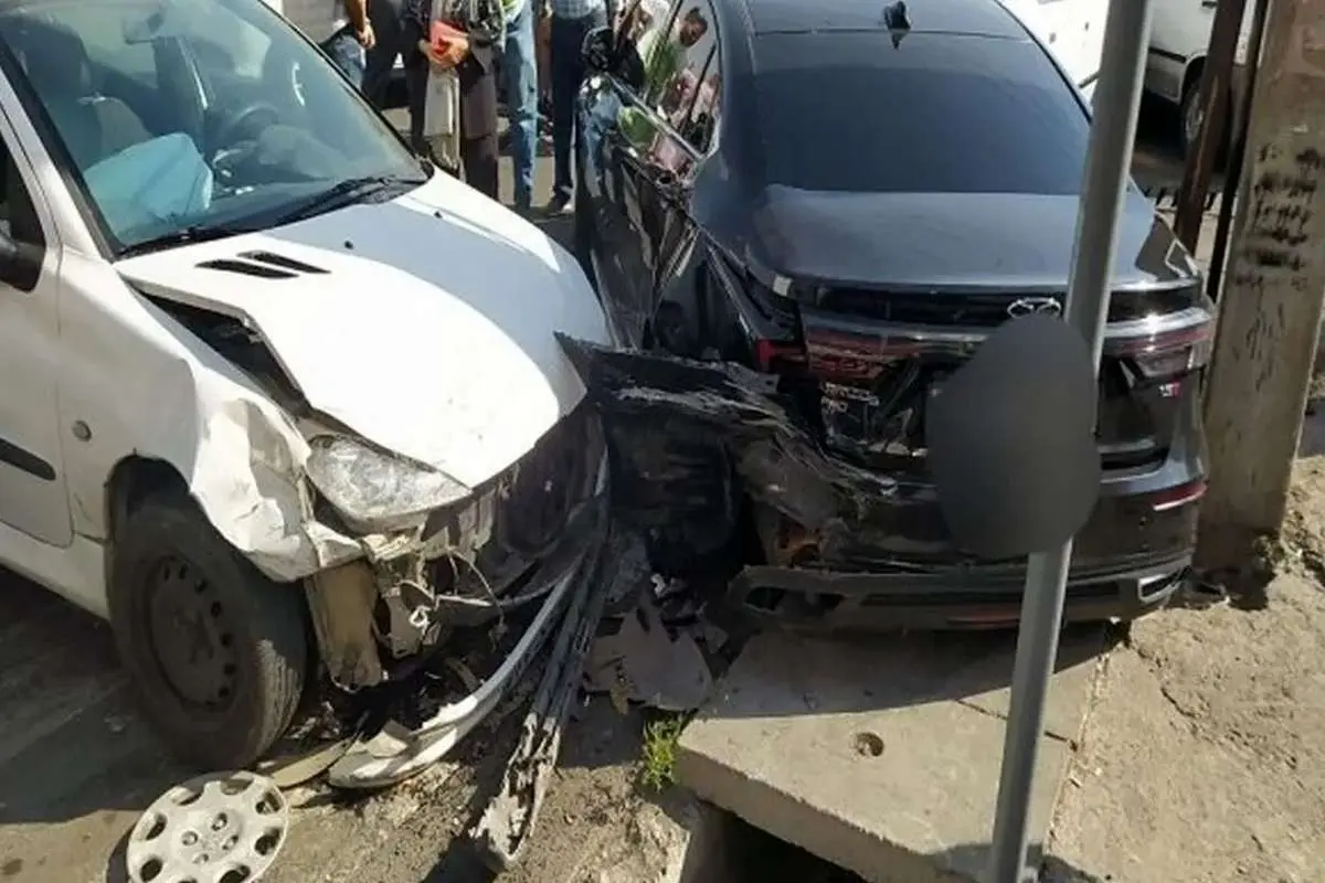 برخورد خاور با 15 خودرو در بلوار سیمون بولیوار تهران