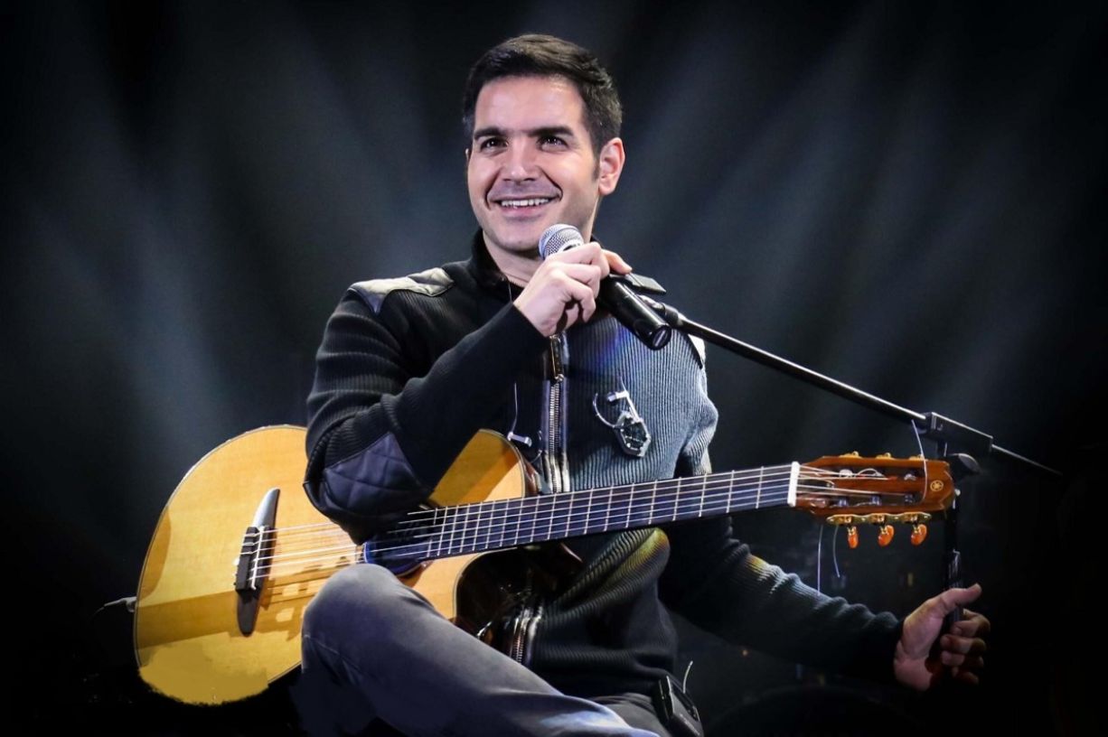 واکنش محسن یگانه به لحظه در رفتن سیم گیتار وسط کنسرتش