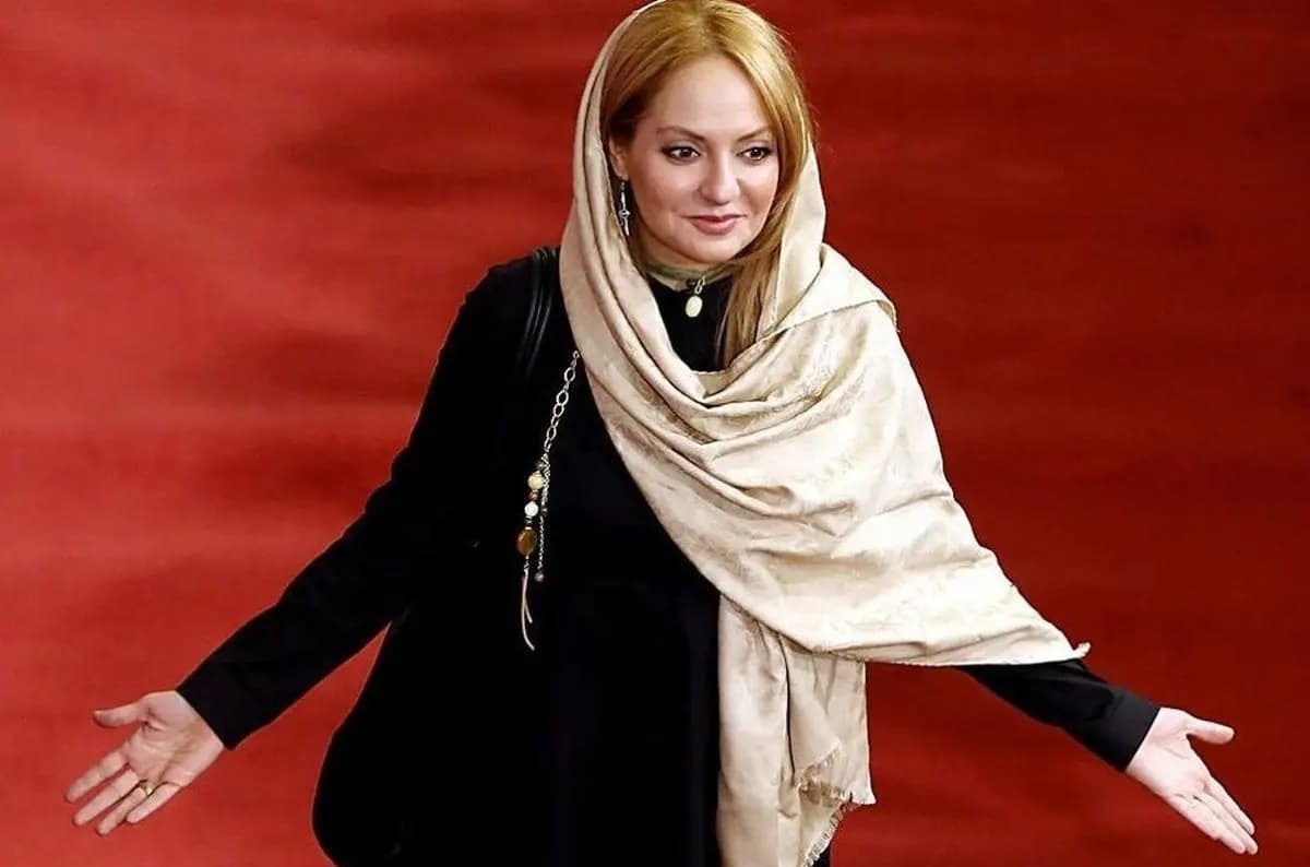 مهناز افشار با لباسی به سبک فرح پهلوی در برنامه زن روز