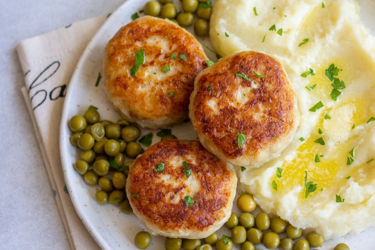 طرز تهیه کتلت روسی با سینه مرغ؛ ساده و خوشمزه با کمترین جذب روغن