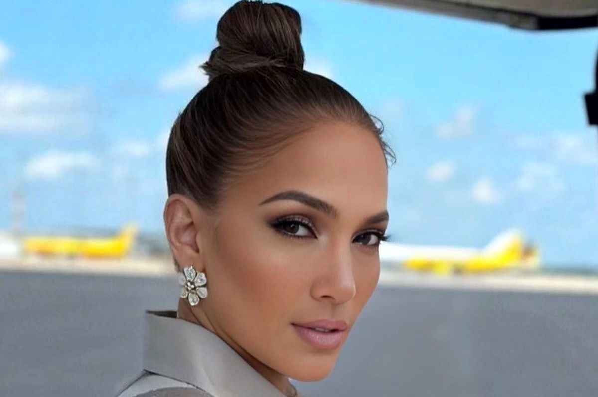 دوچرخه سواری جنیفر لوپز با استایل نوجوان‌پسند در 56 سالگی