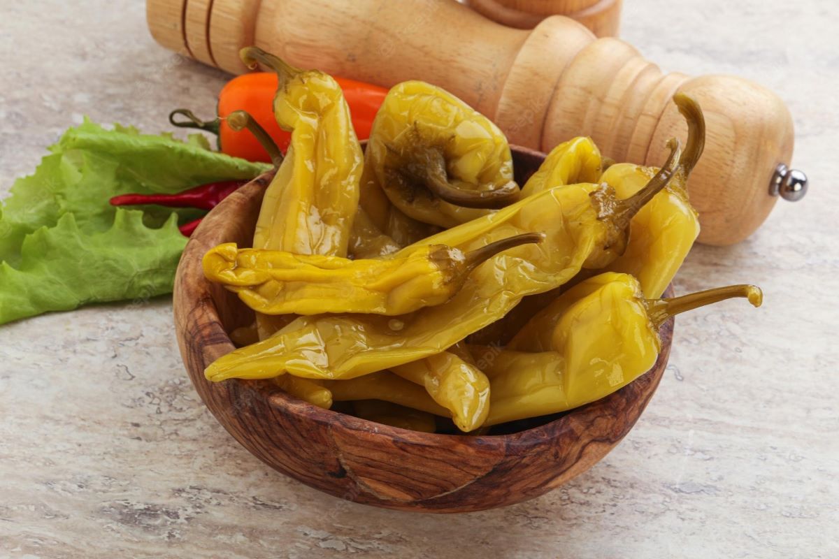 طرز تهیه ترشی فلفل همدانی؛ دلیل تلخی ترشی فلفل