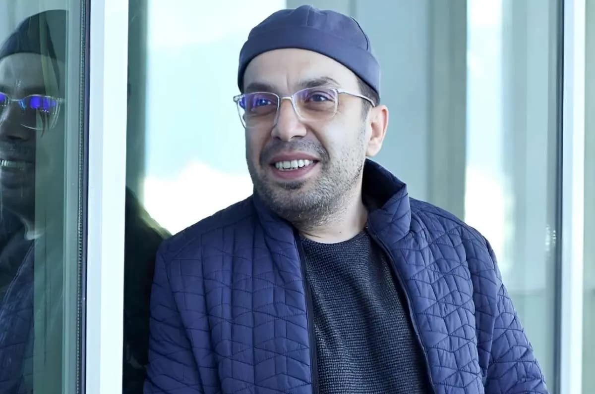 عکس کودکی عباس جمشیدی‌ فر در آغوش پدرش با متن پراحساس