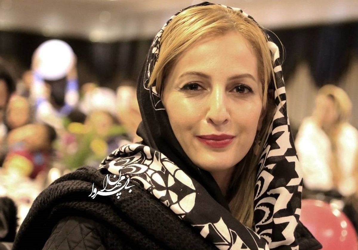 نگاهی به دکوراسیون خانه شقایق دهقان با فضایی نوستالژی و گرم؛ از ساعت دیواری دهه شصتی تا گل‌های طبیعی