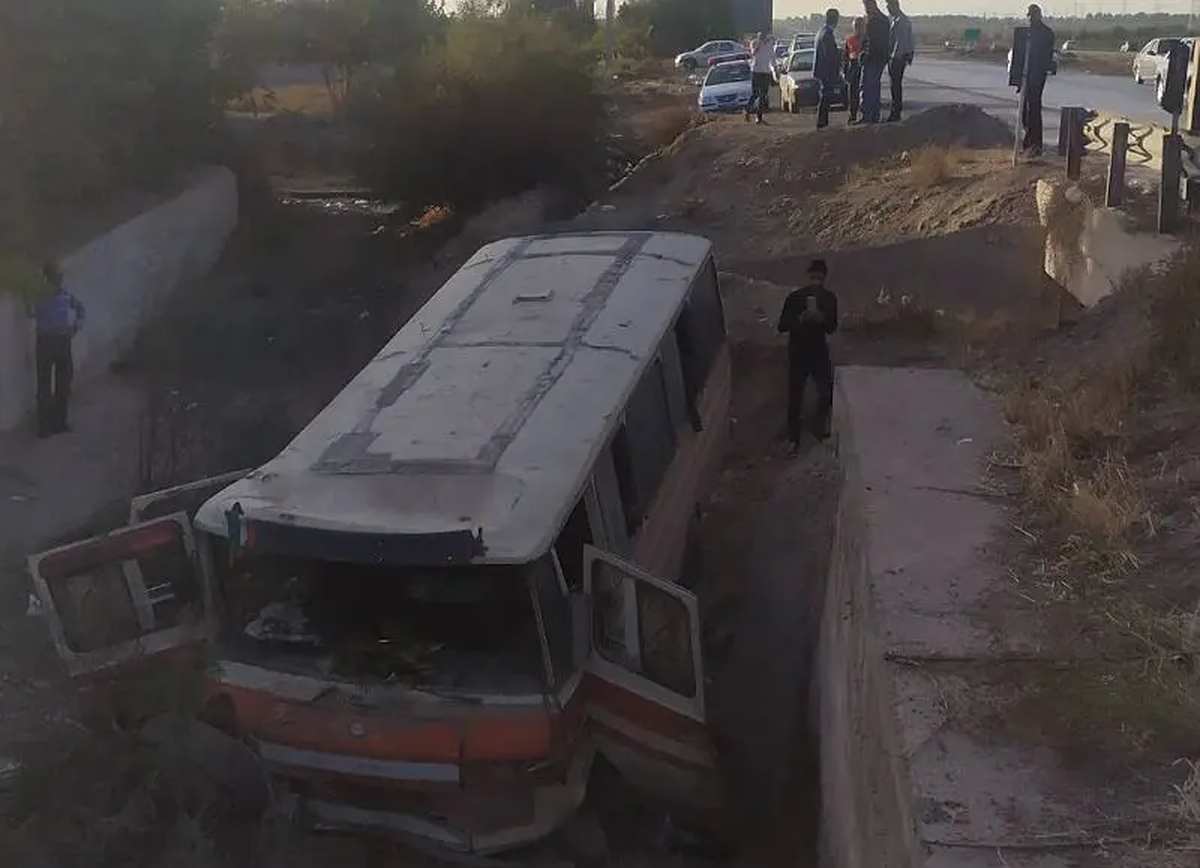 تصادف مینی بوس سرویس دانش آموزان روستایی با ۲۱ مجروح