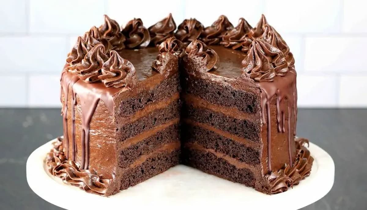 طرز تهیه کیک شکلاتی بریگادرو | کیک کافی‌شاپی خوشمزه و خاص برای دورهمی‌ها