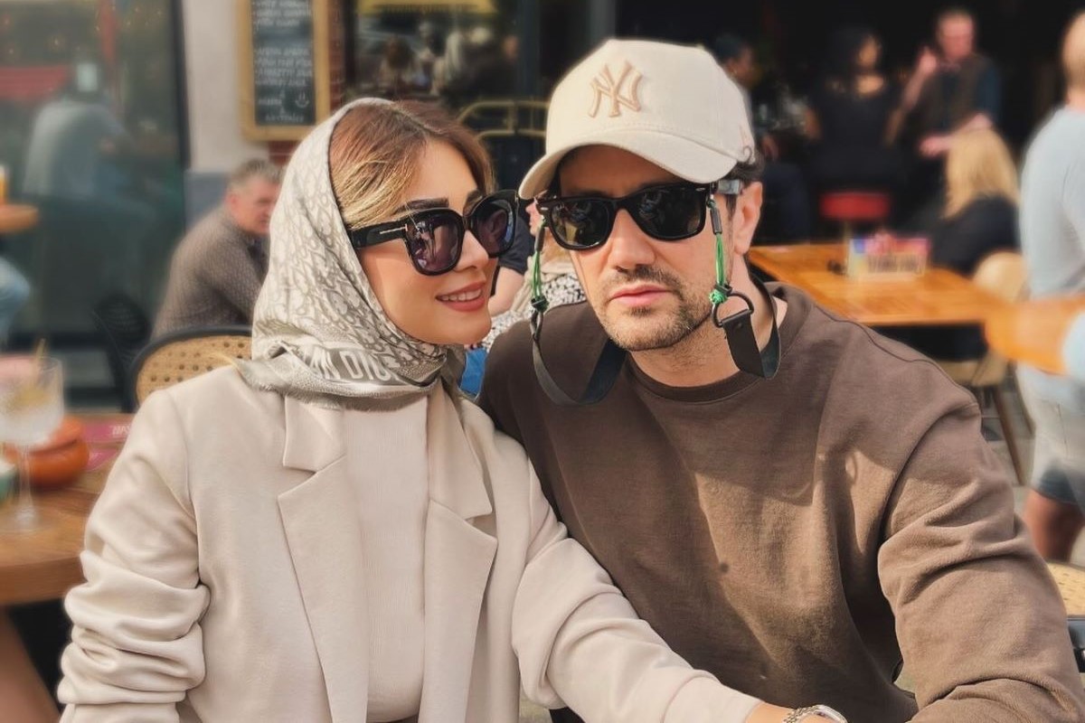 قاب زیبا و صمیمی از خانواده شاهرخ استخری جلوی آسانسور